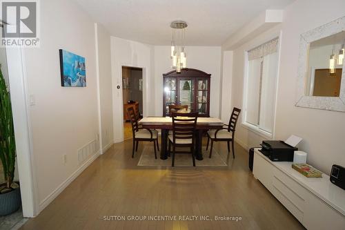 23 Sovereign'S Gate, Barrie (Innis-Shore), ON - Indoor Photo Showing Dining Room