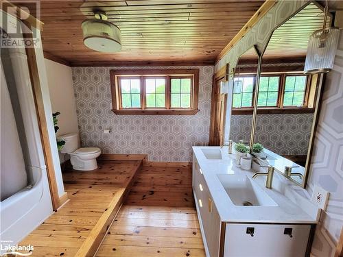 Middle Bathroom - 669 Skyhills Road, Huntsville, ON - Indoor Photo Showing Bathroom