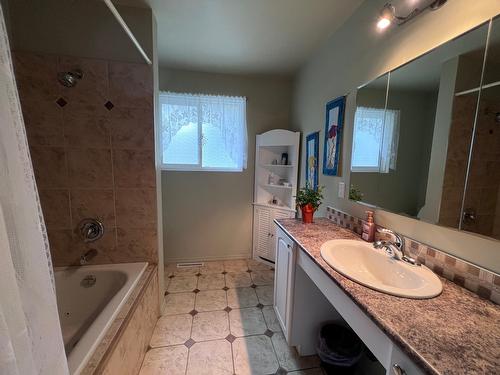 318 27Th Avenue S, Cranbrook, BC - Indoor Photo Showing Bathroom