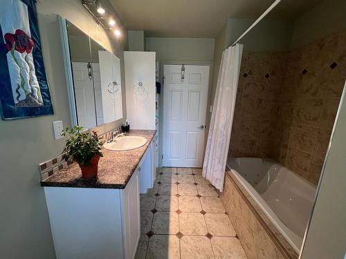 318 27Th Avenue S, Cranbrook, BC - Indoor Photo Showing Bathroom