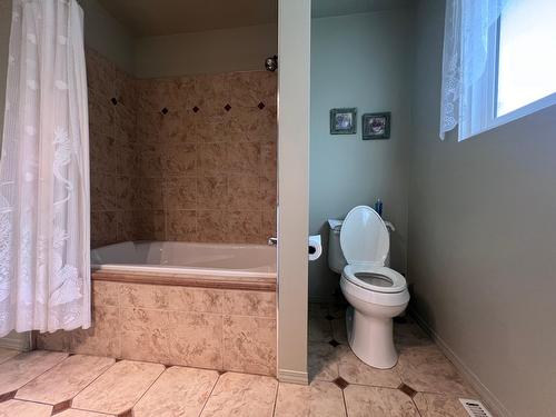 318 27Th Avenue S, Cranbrook, BC - Indoor Photo Showing Bathroom