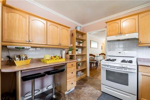204 Parkdale Avenue S, Hamilton, ON - Indoor Photo Showing Kitchen