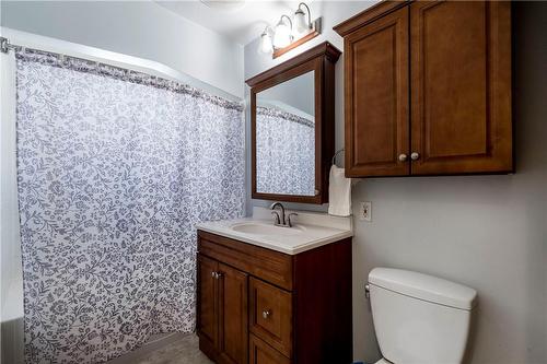 204 Parkdale Avenue S, Hamilton, ON - Indoor Photo Showing Bathroom