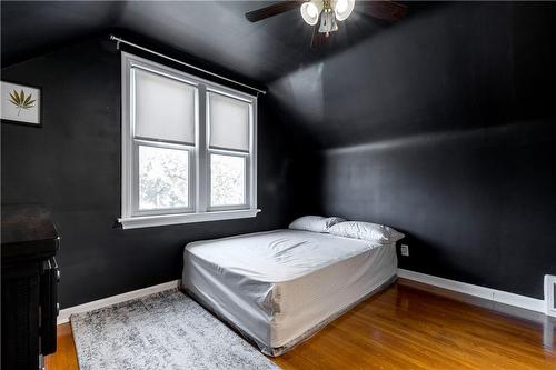 204 Parkdale Avenue S, Hamilton, ON - Indoor Photo Showing Bedroom