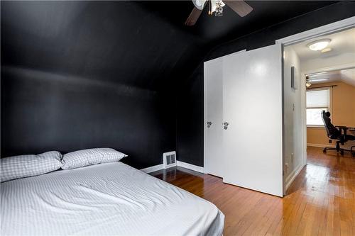 204 Parkdale Avenue S, Hamilton, ON - Indoor Photo Showing Bedroom