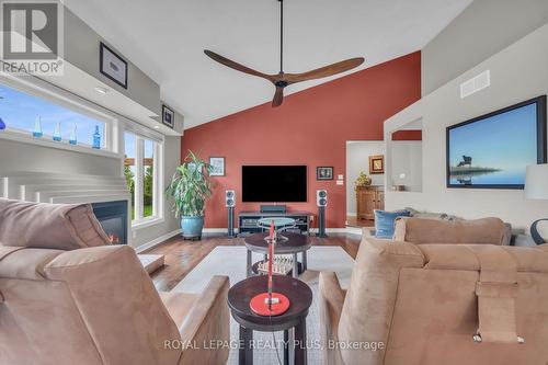 1201 Concession 2 Road, Niagara-On-The-Lake, ON - Indoor Photo Showing Living Room