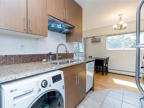 401-3800 Quadra St, Saanich, BC - Indoor Photo Showing Laundry Room