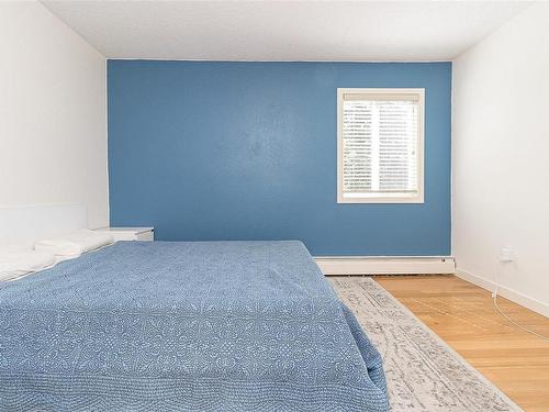 401-3800 Quadra St, Saanich, BC - Indoor Photo Showing Bedroom