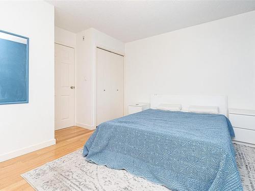 401-3800 Quadra St, Saanich, BC - Indoor Photo Showing Bedroom