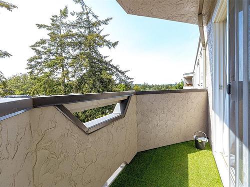401-3800 Quadra St, Saanich, BC - Outdoor With Balcony