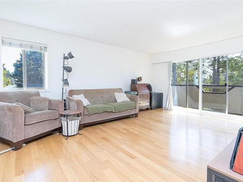 401-3800 Quadra St, Saanich, BC - Indoor Photo Showing Living Room