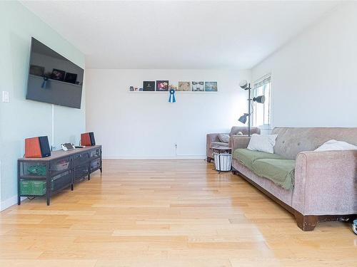 401-3800 Quadra St, Saanich, BC - Indoor Photo Showing Living Room