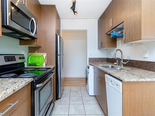 401-3800 Quadra St, Saanich, BC - Indoor Photo Showing Kitchen With Stainless Steel Kitchen With Double Sink