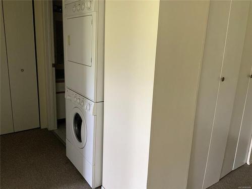 218-3215 Cowichan Lake Rd, Duncan, BC - Indoor Photo Showing Laundry Room