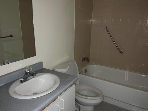 218-3215 Cowichan Lake Rd, Duncan, BC - Indoor Photo Showing Bathroom