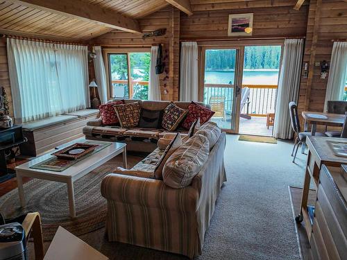 5124 Lauder Road, Merritt, BC - Indoor Photo Showing Living Room