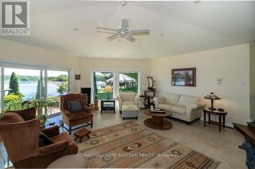 84 Cadillac Boulevard, Kawartha Lakes, ON - Indoor Photo Showing Living Room