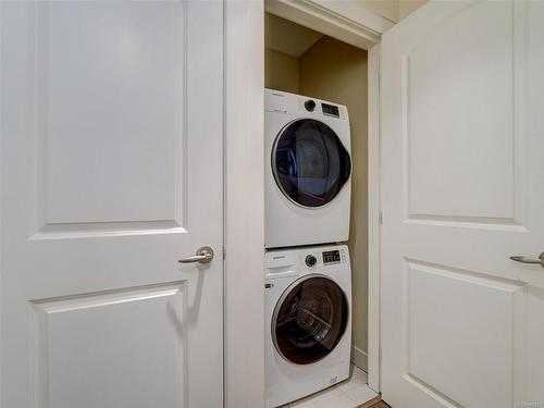 1-2320 Victor St, Victoria, BC - Indoor Photo Showing Laundry Room