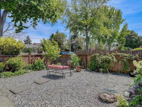 1-2320 Victor St, Victoria, BC - Outdoor With Backyard