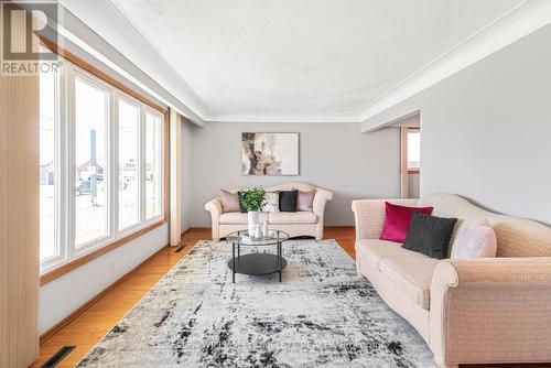 111 Nugent Drive, Hamilton, ON - Indoor Photo Showing Living Room