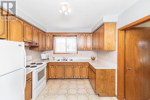 111 Nugent Drive, Hamilton, ON - Indoor Photo Showing Kitchen With Double Sink