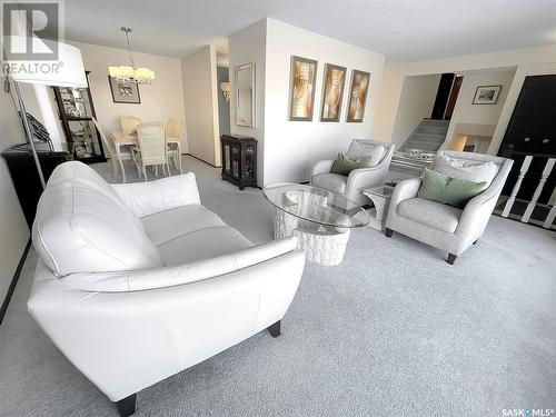 120 Hayes Drive, Swift Current, SK - Indoor Photo Showing Living Room