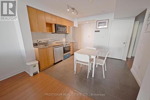 1911 - 15 Fort York Boulevard, Toronto, ON - Indoor Photo Showing Kitchen