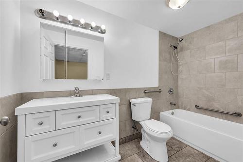 1315 Main Street E, Hamilton, ON - Indoor Photo Showing Bathroom