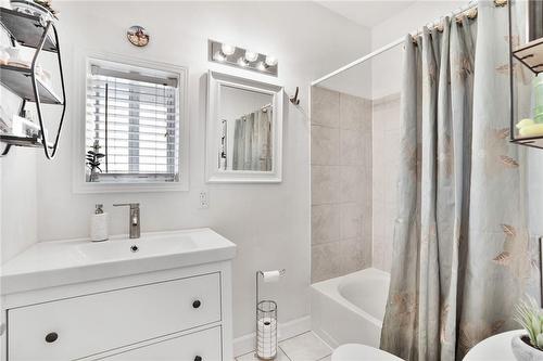 1238 Cannon Street E, Hamilton, ON - Indoor Photo Showing Bathroom