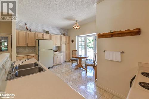4 Beechwood Crescent, Oro-Medonte, ON - Indoor Photo Showing Kitchen With Double Sink