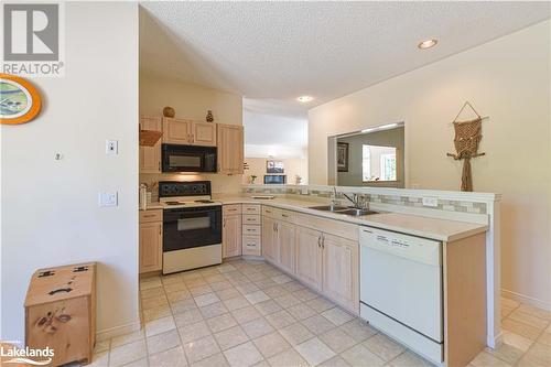 4 Beechwood Crescent, Oro-Medonte, ON - Indoor Photo Showing Kitchen With Double Sink