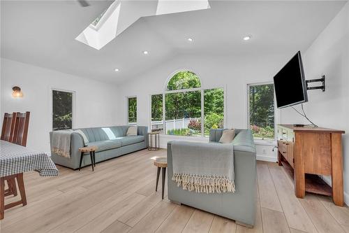 486 Winniett Street, Caledonia, ON - Indoor Photo Showing Living Room