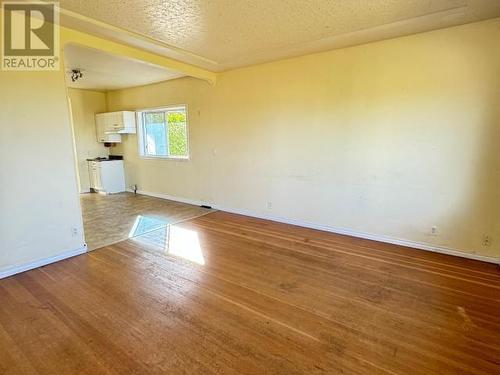 5464 Maple Ave, Powell River, BC - Indoor Photo Showing Living Room