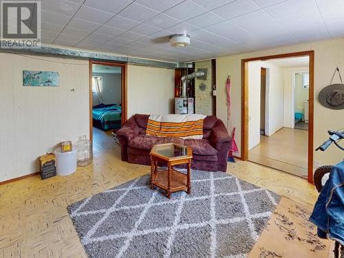 5464 Maple Ave, Powell River, BC - Indoor Photo Showing Living Room