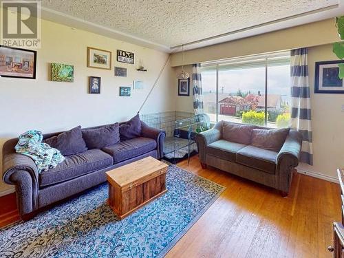 5464 Maple Ave, Powell River, BC - Indoor