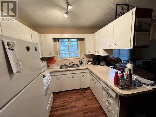 864 Lawson Avenue, Kelowna, BC - Indoor Photo Showing Kitchen With Double Sink