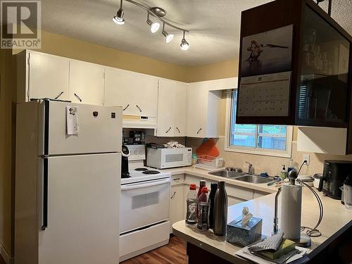 864 Lawson Avenue, Kelowna, BC - Indoor Photo Showing Kitchen With Double Sink