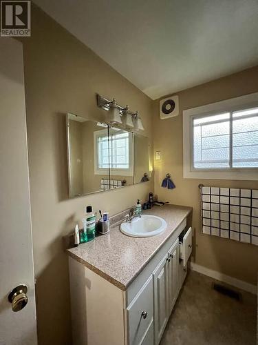 864 Lawson Avenue, Kelowna, BC - Indoor Photo Showing Bathroom