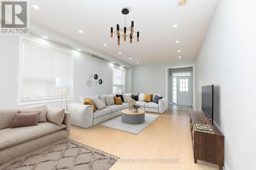 11 Arctic Willow Road, Brampton, ON - Indoor Photo Showing Living Room