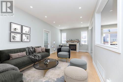 11 Arctic Willow Road, Brampton, ON - Indoor Photo Showing Living Room