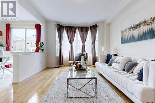 32 Hyacinth Street, Markham, ON - Indoor Photo Showing Living Room