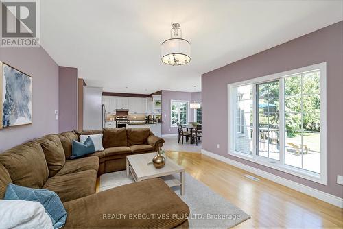 2547 Morrison Avenue, Mississauga, ON - Indoor Photo Showing Living Room