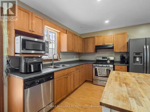 2979 Riselay Avenue, Fort Erie, ON - Indoor Photo Showing Kitchen With Double Sink