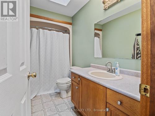 2979 Riselay Avenue, Fort Erie, ON - Indoor Photo Showing Bathroom