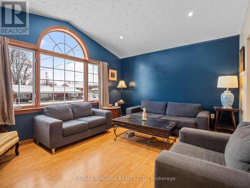 2979 Riselay Avenue, Fort Erie, ON - Indoor Photo Showing Living Room