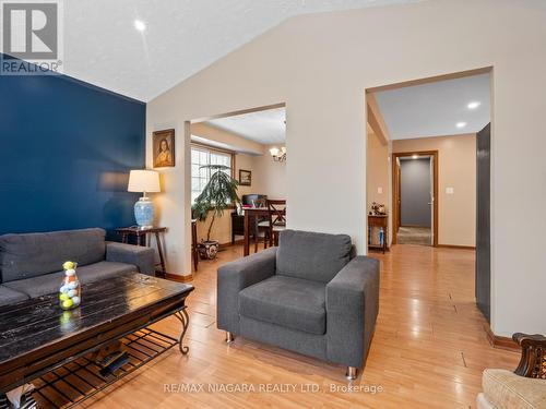 2979 Riselay Avenue, Fort Erie, ON - Indoor Photo Showing Living Room