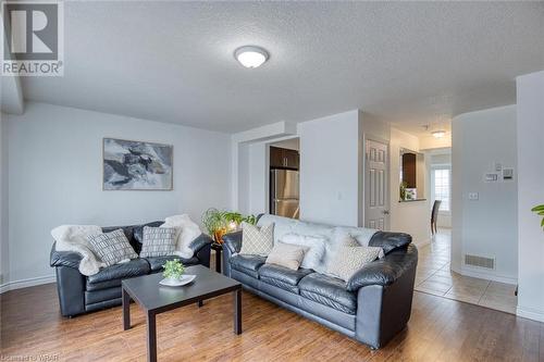 975 Strasburg Road Unit# 22B, Kitchener, ON - Indoor Photo Showing Living Room