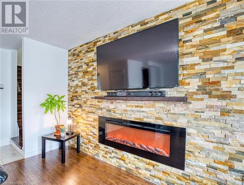 975 Strasburg Road Unit# 22B, Kitchener, ON - Indoor Photo Showing Living Room With Fireplace