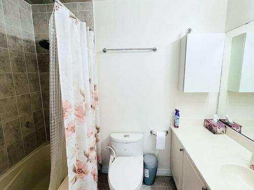 701-220 Burnhamthorpe Rd W, Mississauga, ON - Indoor Photo Showing Bathroom