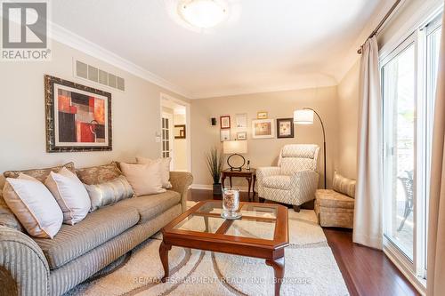 2522 Cavendish Drive, Burlington, ON - Indoor Photo Showing Living Room